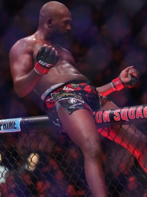 Jon Jones conserve son titre grâce à un coup spectaculaire