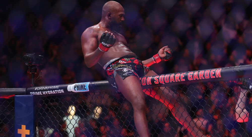 Jon Jones conserve son titre grâce à un coup spectaculaire